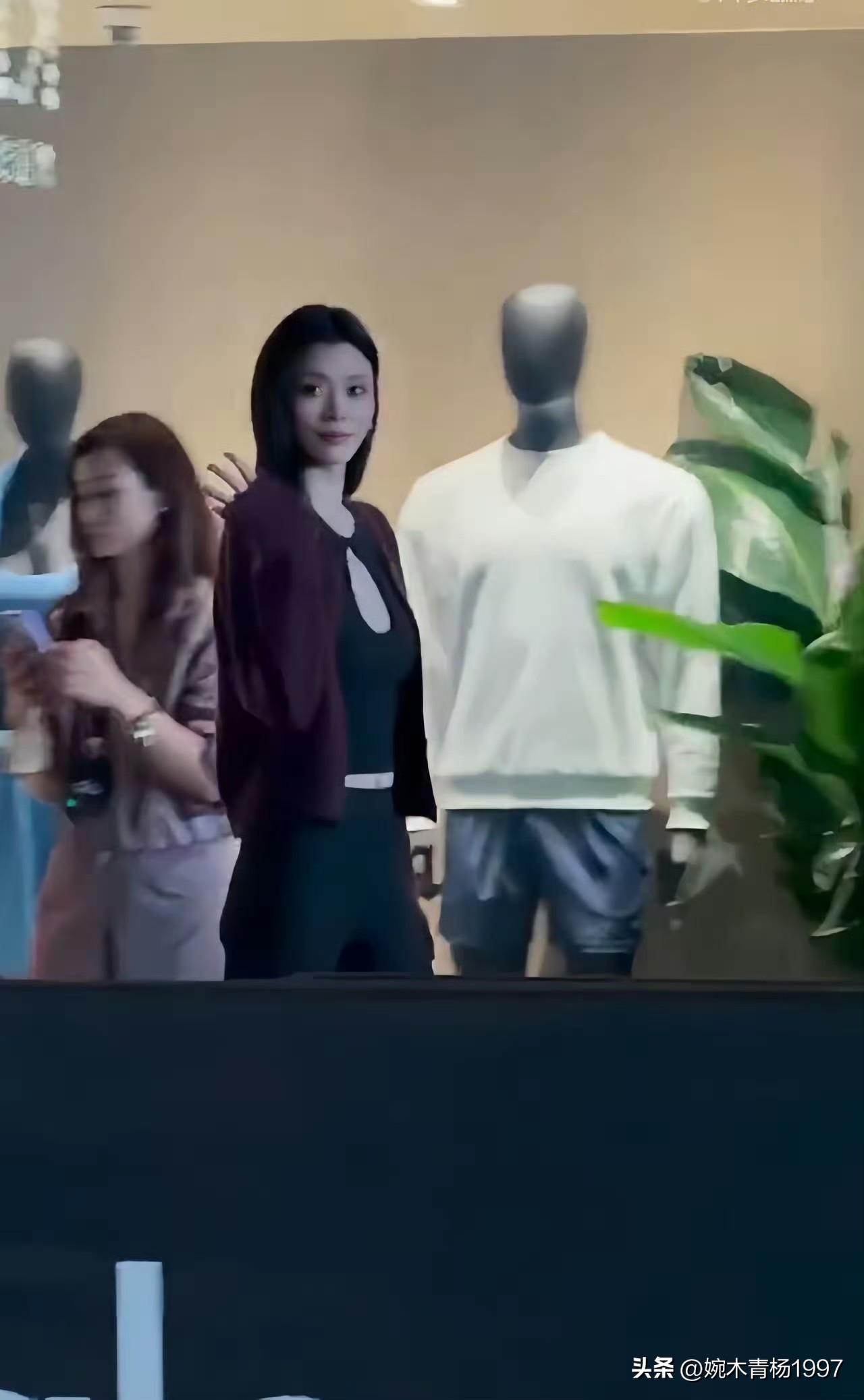 近日，奚梦瑶现身香港尖沙咀品牌开幕活动，一出场就很吸睛。本人又高又瘦，体态轻盈好看，长发披肩，皮肤白皙紧致，真的很难相信她已经是两个孩子的妈妈了。

当年她是国际超模，底子本来就好，生完二胎之后还能维持这样的状态，看得出平时很自律，对身材和皮肤都用心打理。站在活动现场从容大方，自带超模气场，一点不显