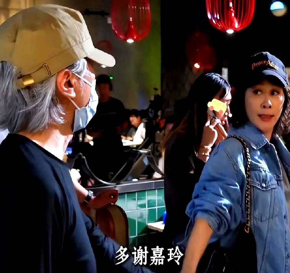 刘嘉玲当众一句喊话，把周星驰和梁朝伟逼到了台前。

她催两人合作，星爷罕见松口说没什么不可能。这句回应，戳穿了影坛最大的遗憾。

同是62年生，当年一起拉着考无线，大银幕上偏偏王不见王。梁朝伟早把话挑明了，星爷电影里只能有一个主角，两人气场太冲，同台只会互相排斥。

如今一个退居幕后熬白了头，一个全