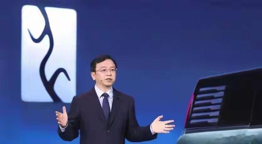 王传福曾说过一句极具分量的话：没有车企愿意像比亚迪这样，10万个零部件的核心部分，全部自己做，别人都是集成商，我们是全产业链制造商
2026年6月，比亚迪做了一件让整个汽车行业都为之震惊的事情：把原来的工程院分成五个部分，让王朝、海洋、腾势、方程豹四个品牌各自独立核算、自担风险。
过去是 ​