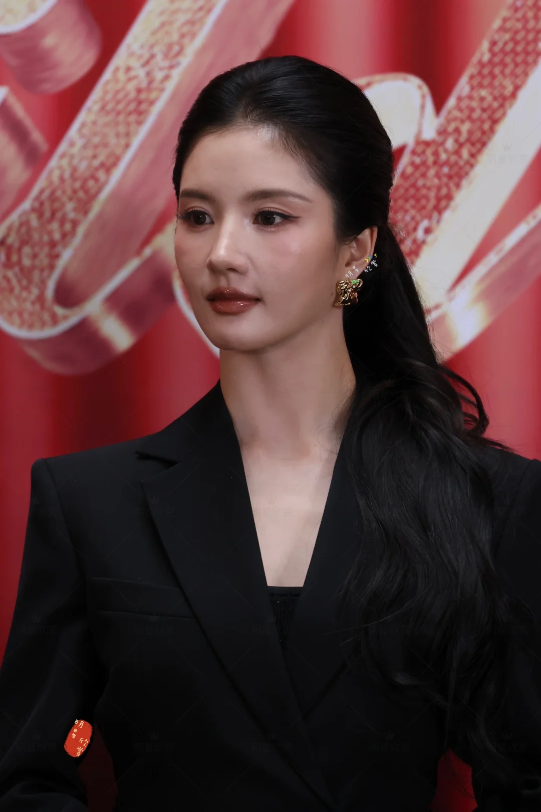 刘些宁今天黑西装美飒了