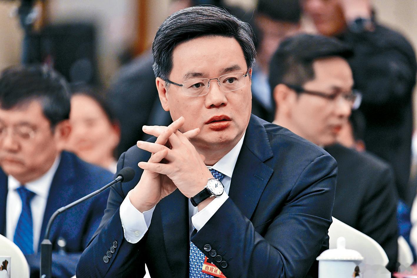 【#前深圳市长覃伟中受查# 涉严重违纪违法】中央纪委国家监委网站通报，广东省人大常委会党组成员，深圳市前市长覃伟中涉嫌严重违纪违法，目前正接受中央纪委国家监委纪律审查和监察调查。 ​​​​

现年55岁的覃伟中，广西玉林人，在吉林出生，本科、硕士、博士都就读于清华大学化工系。他长期在中石 ​
