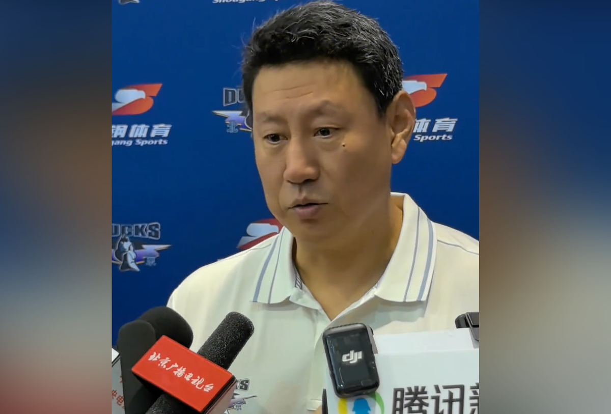 李楠措手不及！

据篮球记者宋翔发文透露，浙江广厦放弃抛售胡金秋，已经拒绝了所有关于胡金秋的报价交易合同。
原本憋着劲要搭上线抢人的山东男篮教练组，听到消息的第一秒，整层办公室都静了三秒。
谁都知道李楠这赛季盯着内线补强盯得眼睛都红了——陶汉林年纪渐长，近两个赛季的出场时间一压再压，替补席上的年轻内