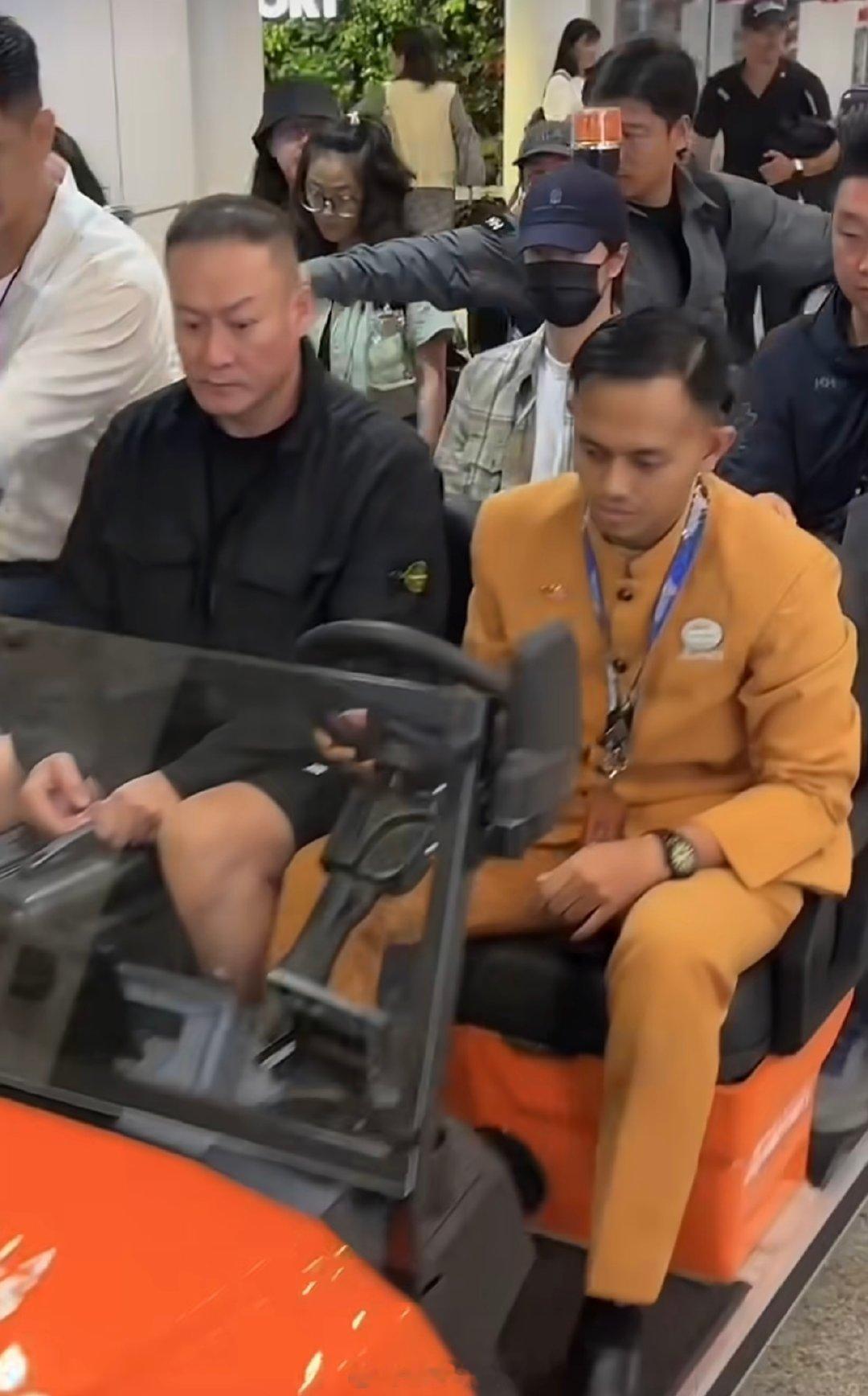 #王一博坐上了机场的小车#
王一博到达马来西亚机场，坐着小车车出发了！
乐乐岩岩“东南亚”明星也终于来到了东南亚！
吉隆坡落地，雪邦候风，85号出发！💚 ​