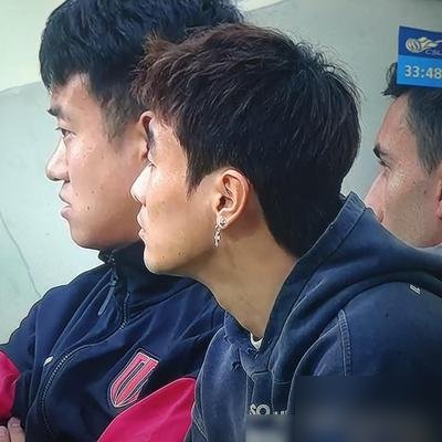 韦世豪戴着那对耳坠坐看台上的时候，蓉城正被海港摁着打。他急得站起来比划，脖子上的链子跟着晃，像极了被禁足还非要扒窗户看热闹的熊孩子。
停赛4场，罚款3万，就因为客场跟河南球迷对骂时比了个“圆”。这赛季25场9球5助攻，数据不算差，可一到关键战人就不在场上。
俱乐部试了胡荷韬、王子铭，前场就是补不