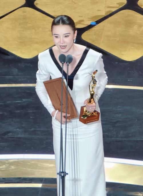 #宋佳[超话]#我突然喜欢上了一个比我妈大两岁的实力派演员 ​