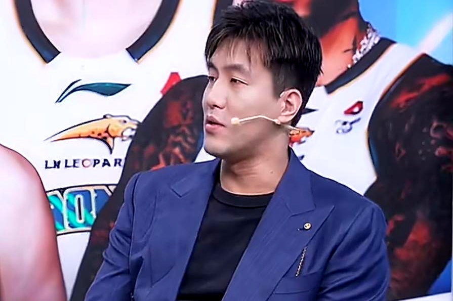 郭艾伦在与丁彦雨航同台解说时，看到宏远被广州大比分击溃，赛后直接退场...