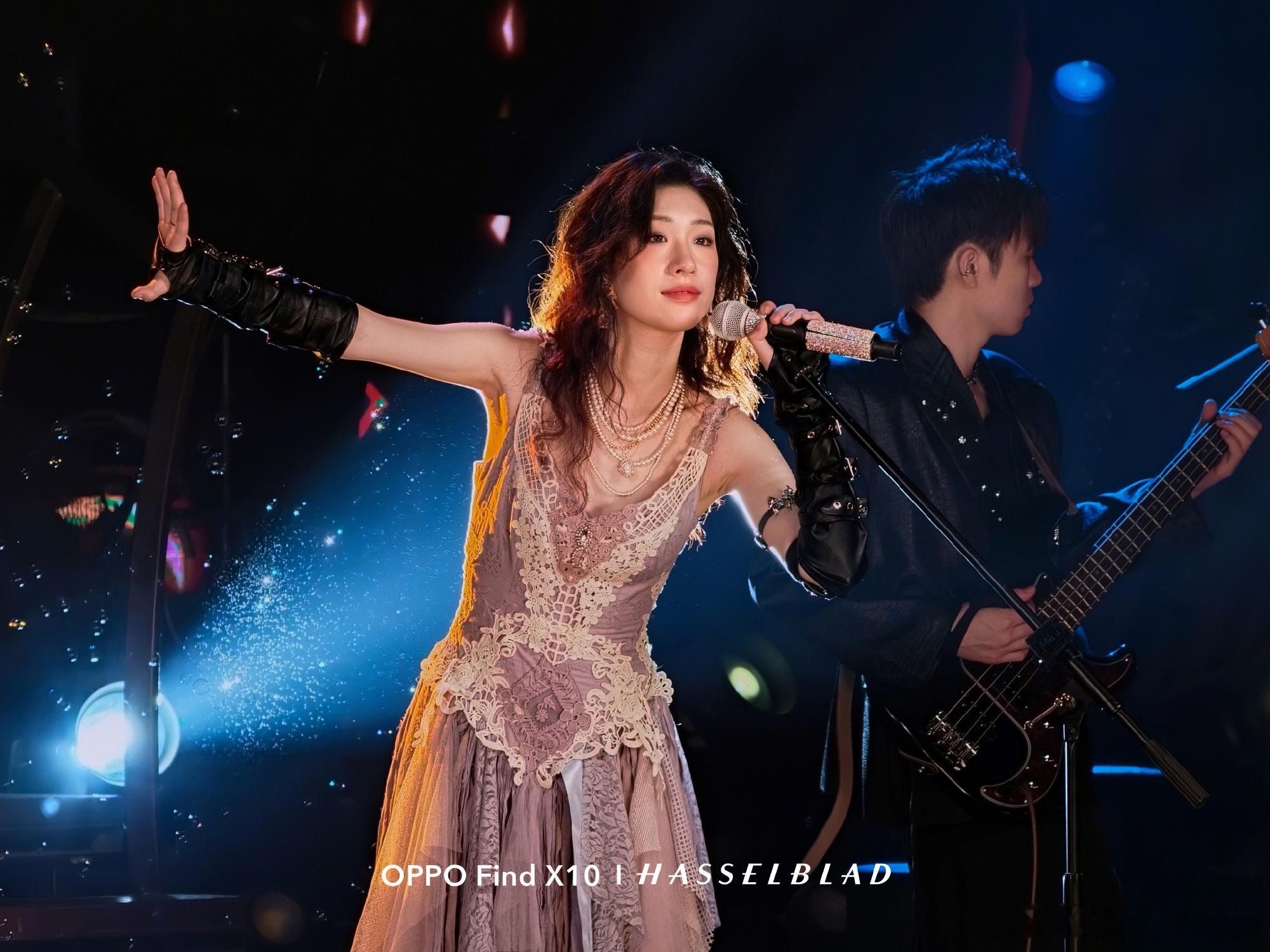#oppo find x10# 系列哈苏超清原相机实况照片再进化：原相机画质自然，保留原生肤质，动静帧不过度磨皮美化，光影真实鲜活；重构实况管线，全局影调线性还原。
帧帧超清晰，帧帧封面级！也是演唱会神器，舞台专用预设一键优化光影，复杂灯光下也能直出氛围感；4K视频实况一拍多出，不错过每个高光瞬间 ​