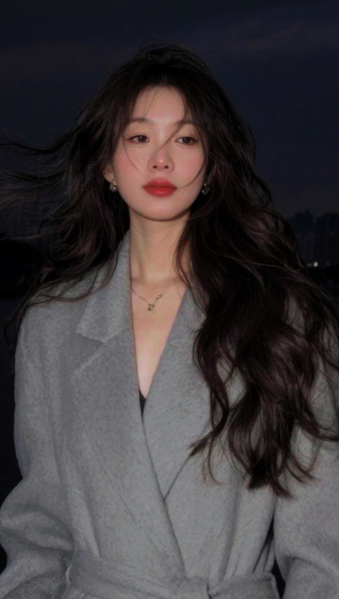 看透人心复杂，反而学会温柔。摔进谷底的绝望，才能练就你触底反弹的眼界。