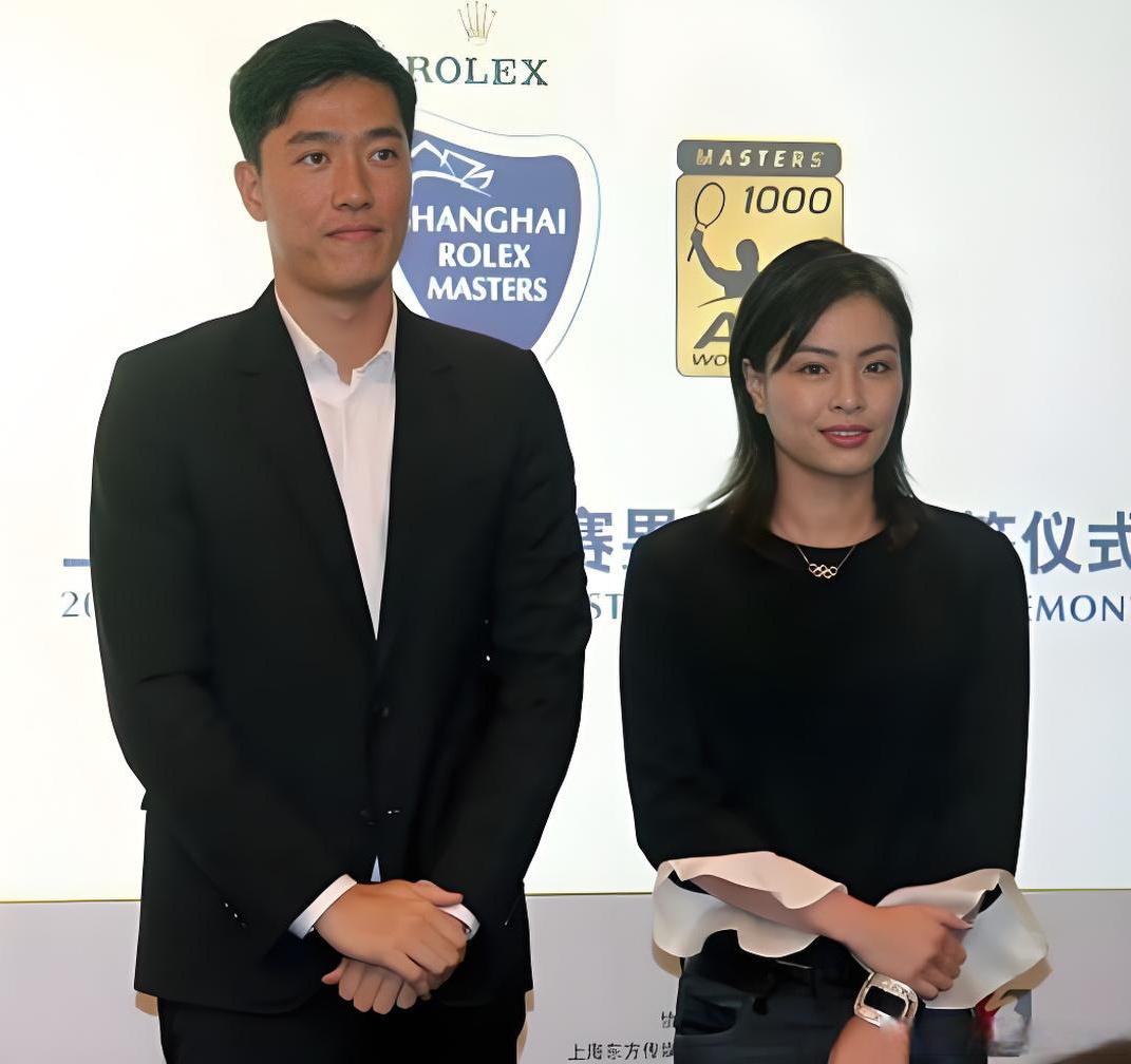 刘翔和吴敏霞都当过上海体育局团委副书记，但退役后的路大不同。吴敏霞结婚生娃、创业还当了跳水教练，安稳落地；刘翔却挂编11年，如今被逼着在“当教练”和“买断”里二选一，他希望能有第三条路。