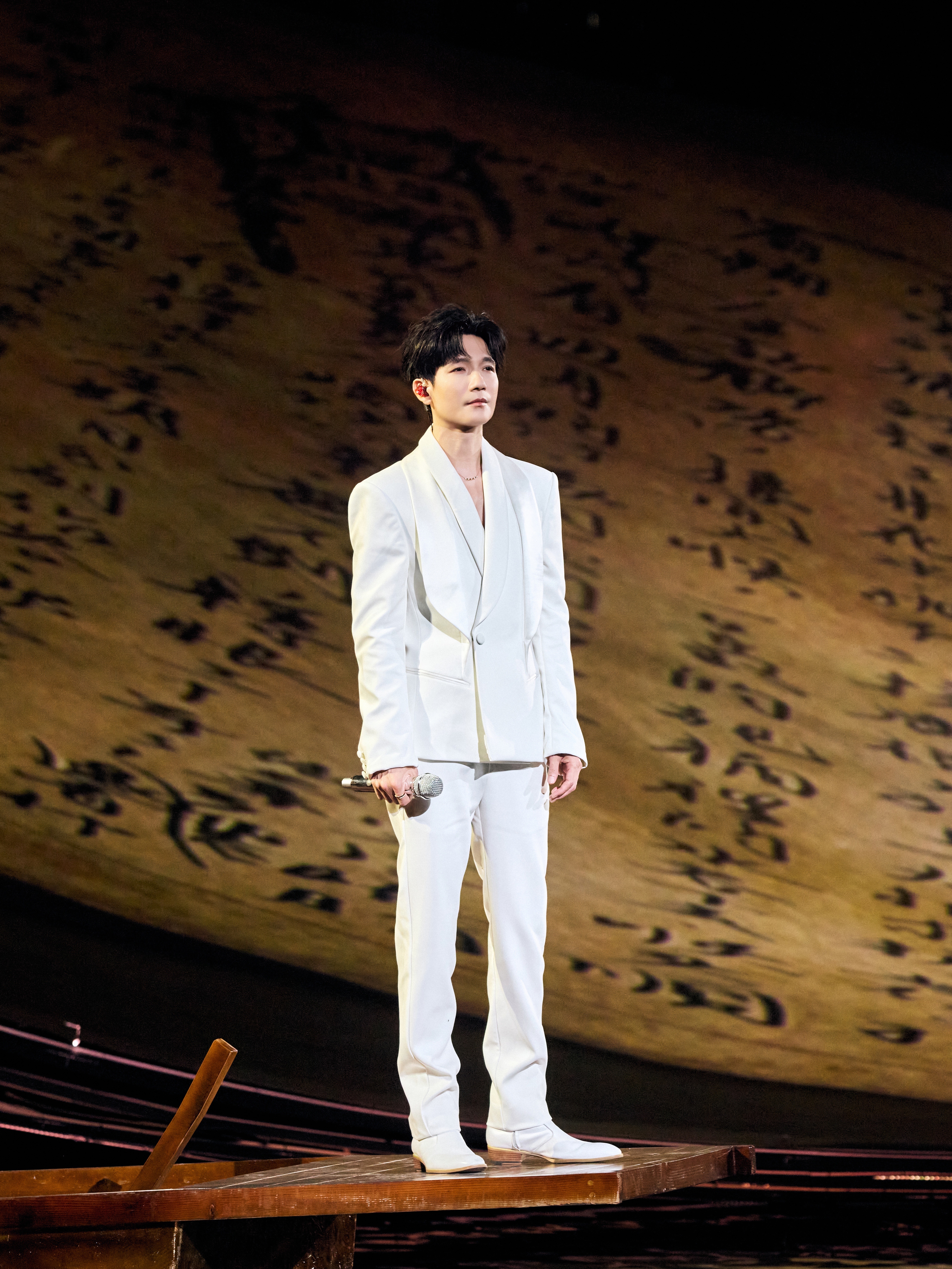 #陈楚生唱了阿嬷插曲#月下煮茶，乡音寄情。今晚用潮汕方言演绎《月下煮茶》，与大家一起共赏月色，共话团圆。🌕#央视中秋晚会##陈楚生[超话]# ​