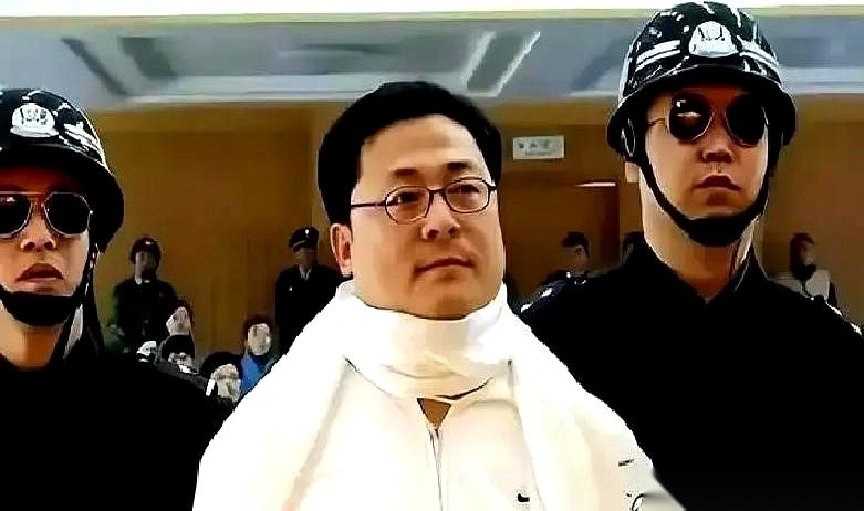 在一篇回顾中国首位死于注射死刑的亿万富翁袁宝璟的纪实卷宗里，藏着他生命最后时刻一段令人窒息的现场记录。
覆着无菌布的托盘就在半米外。他猛地从椅子上弹起，脚镣砸在地砖上，爆出刺耳的尖响：“我把名下巨额油田全捐了！饶我一命！”
眼看对面无人应答，他立着眉毛扯开嗓门：“我不服！我要检举！”
房间里没有法官
