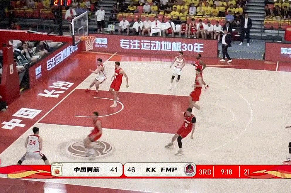 关键时刻亮剑！赵维伦挡拆后从容出手命中精准三分，中国男篮后场终于迎来靠...
