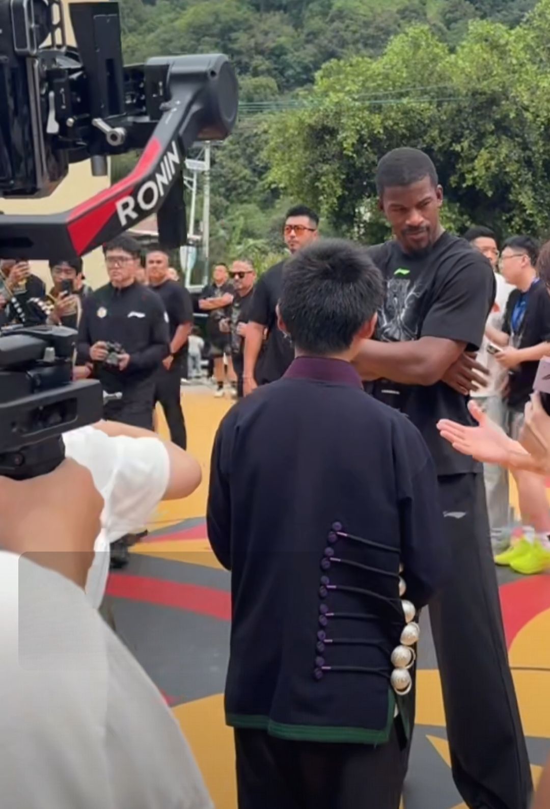 那个男人真的来了。吉米巴特勒吉米巴特勒中国行 近距离看球星