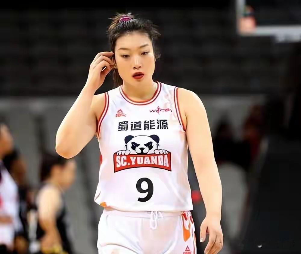 中国女篮止步八强，李梦又上了热搜，广大网友呼吁李梦重返国家队，31岁的李梦正是当打之年，相比于现在国家队锋线还是比较薄弱的，唐子婷、贾赛琪，没有投篮能力，大赛畏手畏脚，李梦上届世界杯在面对法国队时拿到全队的最高分，女篮也得以进入四强，如今想要找到李梦这样的身体素质，敢打敢拼的也很少了，李梦还能重返国
