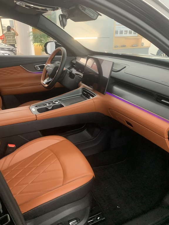纠结 12‑14 万中型 SUV，一定要试驾瑞虎 8 PLUS 非凡冠军！
✅大气外观 + 橙黑高级内饰，SONY 音响氛围感拉满
✅5+2 灵活座椅布局，大空间满足多人口家庭出行
✅8255 芯片车机流畅
✅鲲鹏 1.6T 动力，吃 92 粗粮，底盘扎实好开
✅9 安全气囊加持，五星安全标准，出行更安心
电动尾门、全景天窗、座椅加热等配置一应俱全，整车终身质保，后期用车省心。
#瑞虎8PLUS非凡冠军#奇瑞汽车#SUV#台州#台州买车#汽车薯
