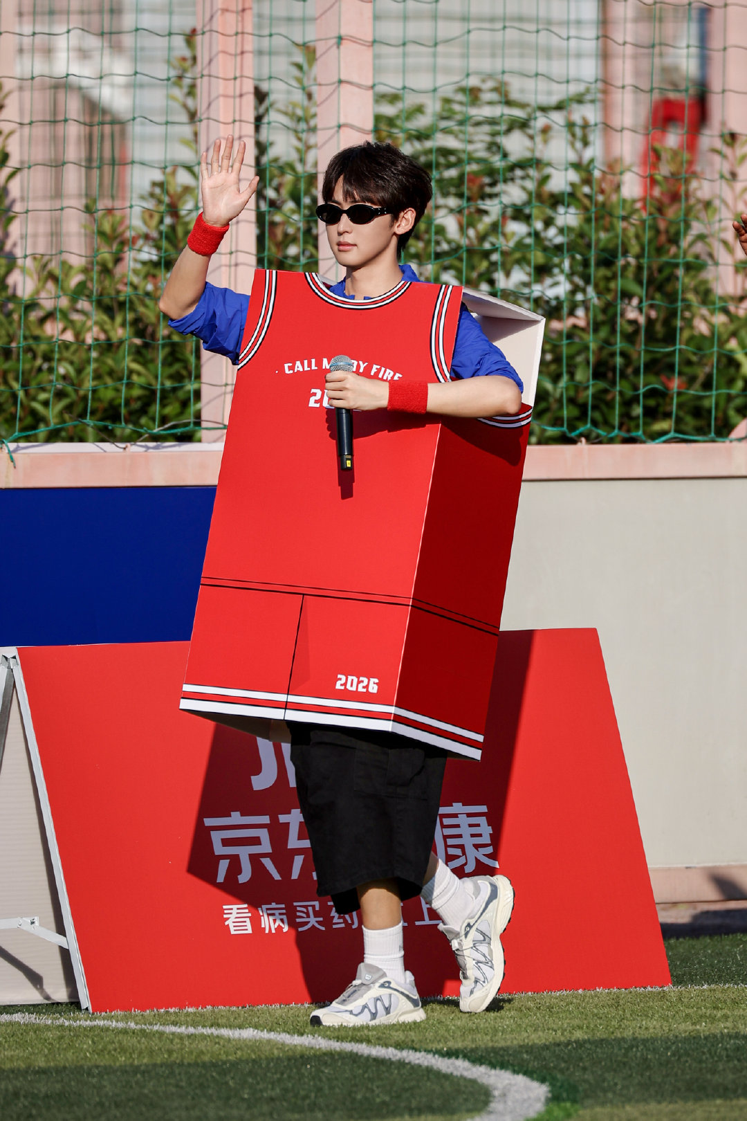 【哥哥plog营业中】
JOJO与“九”解不开的缘分！一脚命中九分，是运气也是实力~
#披荆斩棘#每周五周六，真人秀周12:00播出，公演周19:30直播，会员抢先看正片。周四 12点SVIP抢先看《滚烫“聚”乐部》，周六12点尊享《舞台纯享版》，周日12点尊享《加更版》。 ​