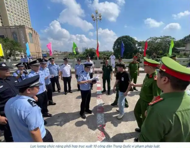 整窝端了！10月17日，越南警方在一家酒店内抓获由中国籍头目赵雪峰率领的118名跨境电诈嫌疑人，这伙人从柬埔寨、老挝一路辗转而来，直接把整栋酒店包成“诈骗大本营”，对台湾地区、韩国、日本、印度、美国及大陆内地民众精准下套，网恋投资、境外招工，全是陷阱。

整栋楼被切成两个世界，楼下三层吃饭睡觉，楼上