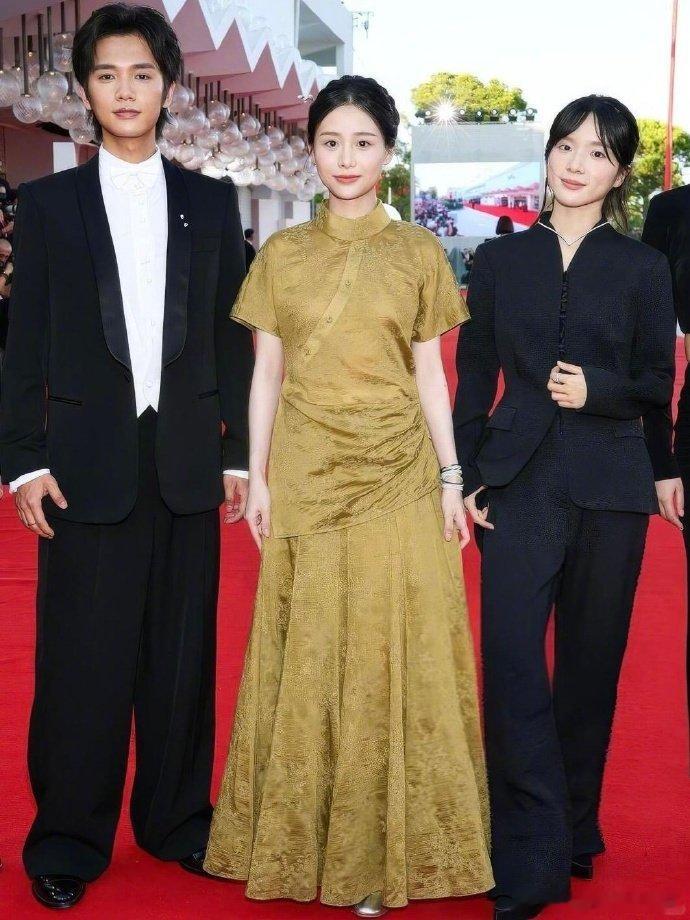 #南枝淑柔木生一起走红毯#《给阿嬷的情书》剧组李思潼、王彦桐、王晓慧、蓝鸿春、郑萱轩亮相#威尼斯电影节#《地堡》首映红毯，南枝、淑柔、木生红毯同框亮相[yeah]《给阿嬷的情书》主创为华语电影全球推广系列活动来到威尼斯，进行电影放映和交流等活动。#李思潼王晓慧王彦桐红毯生图# ​#娱乐[超话]# ​