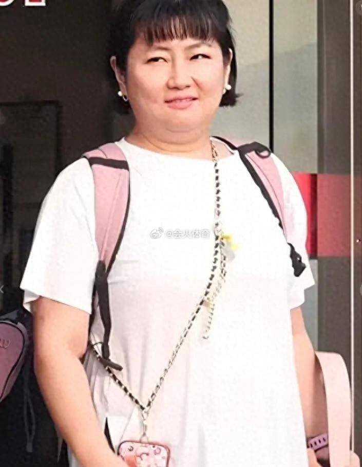 44岁任家萱身材变化明显，男友陪伴接娃，婚姻却迟迟没有着落！

曾经的S.H.E甜妹Selina，如今已经44岁。

近日，任家萱被拍到在台北天母一带现身。照片中的她没有精心打扮，而是一身白色T恤搭配休闲裤，脚上甚至穿着家居拖鞋，整个人完全是普通妈妈接孩子放学的状态。

而最吸引网友目光的，还是她如今 ​