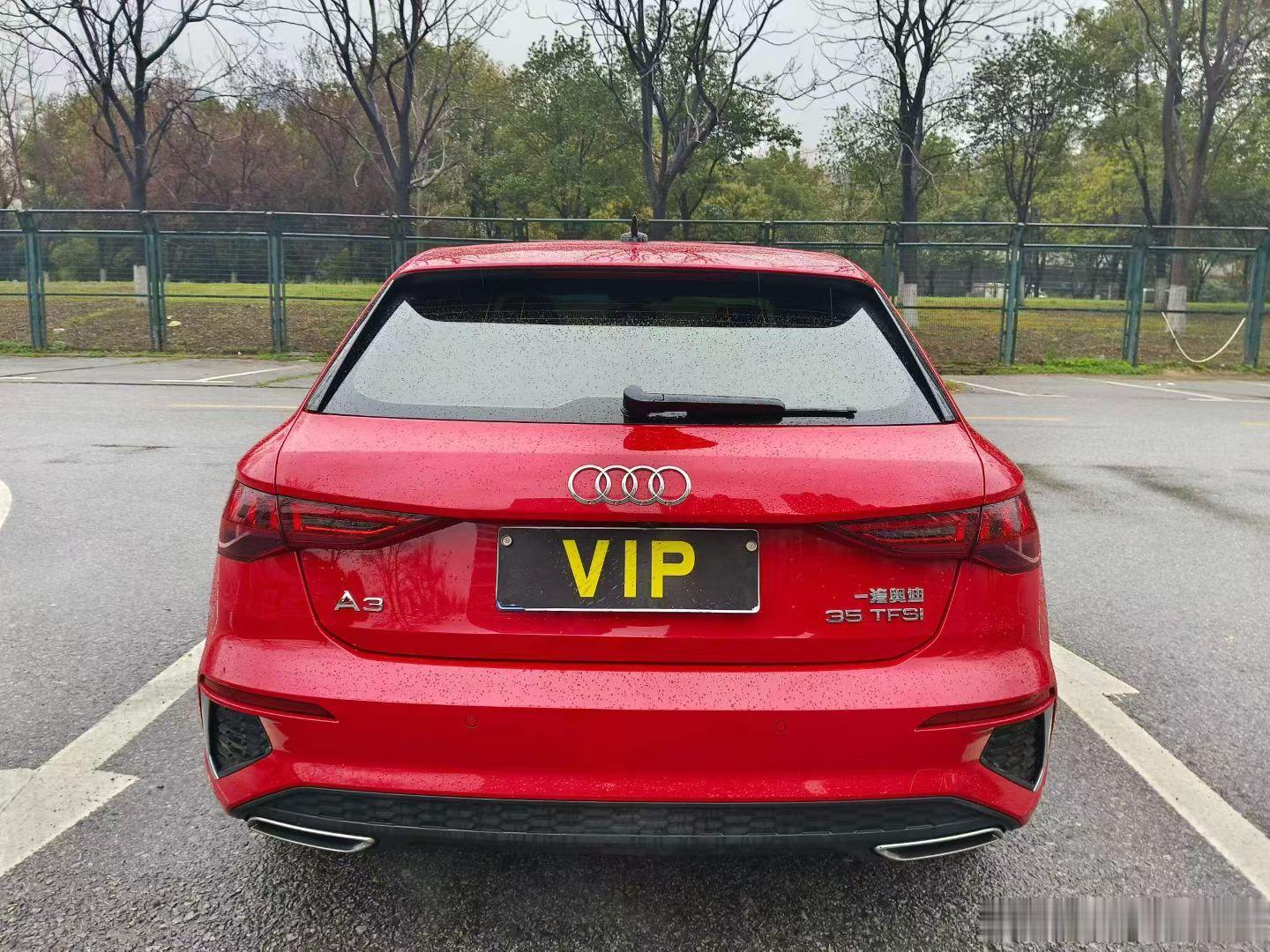 🔥22年红色奥迪A3两厢 豪华入门小钢炮✨
2022款奥迪A3 Sportback 35TFSI进取运动型
22年3月上牌｜6万公里

红色外观回头率超高，蜂窝中网运动套件
1.4T动力够用，两厢车身灵活好停车，内饰科技感在线
入门豪华品牌，通勤代步颜值担当

✅无重大事故/泡水/火烧，支持第三方检测
✅车况精品，喜欢两厢 ​