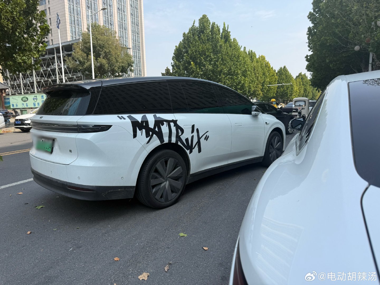 这i8简简单单贴个字挺好看的！

#理想i8# ​