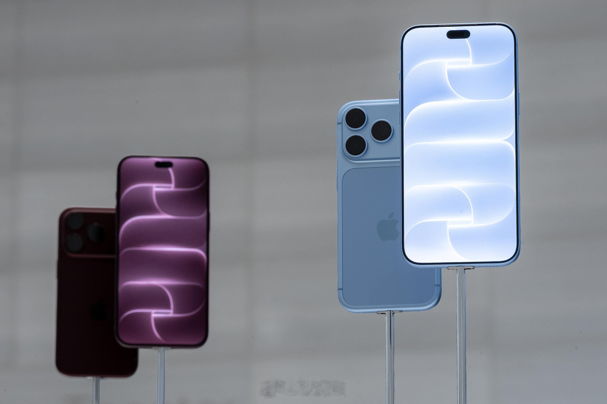 【#iPhone18Pro涨价劝退大批换机党#】#iPhone18Pro等等党变多了#北京时间9月10日，苹果在秋季新品发布会上正式带来iPhone 18 Pro系列两款新机以及首款折叠屏手机iPhone Duo。

iPhone 18 Pro国行起售价9999元，iPhone 18 Pro Max起售价10999元，相较于前一代iPhone 17 Pro系列均上涨了1000元。而大容量 ​