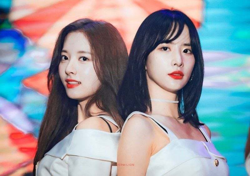 要不说这是谁，我真会以为左边是周子瑜，右边是陈都灵 ​