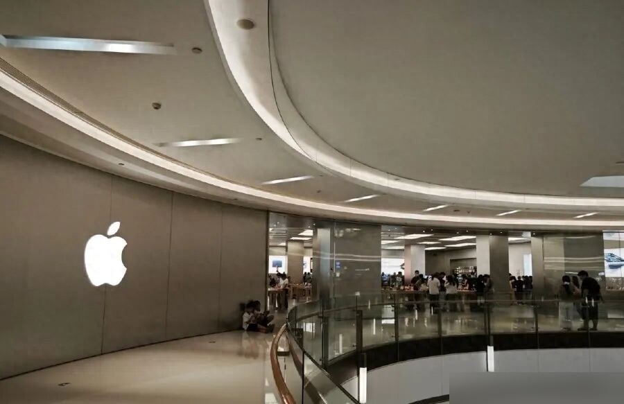 218万囤iPhone 17，郑州商人怎么也没想到，亏13万只是噩梦的开始

黄牛这个职业，在2026年彻底死了。

郑州老周，干了十几年手机批发，这次押了218万进去囤iPhone 17，现在账面加实际浮亏超过13万。不是他一个人惨——全电子城都在抛货。

老周的仓库我现在还清楚记得。230台机器
