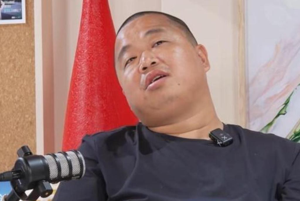 蓝战非的这段话，彻底封神了。

难怪连水均益都忍不住感慨，这年轻人肚子里确实装了真东西。

表面看是在聊富豪坐私人飞机、普通人颠在坑洼的州际公路上，其实戳破的是一个骨感的经济现实：公共基建一旦全靠算经济账来维持，最后买单受罪的只能是普通人。

那边全境有两万多个起降点，光通用航空机场就占了大头。高净