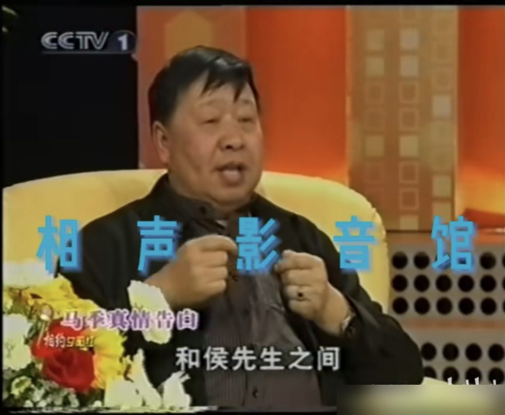 马季到底打没打过侯宝林？这事在圈里传了几十年，愣是没个准信。
当年鲁豫直接把话递到嘴边，马季没接，只回了一句：没这些谣言，人前进不了。侯宝林生前更绝，有人问急了，他撂下一句：旧社会徒弟打师父有的是。说完就不再吭声。
马东拍着胸脯说没有，侯耀文郭德纲也咬死是谣传。可查当年的批斗记录，造反派批侯宝林