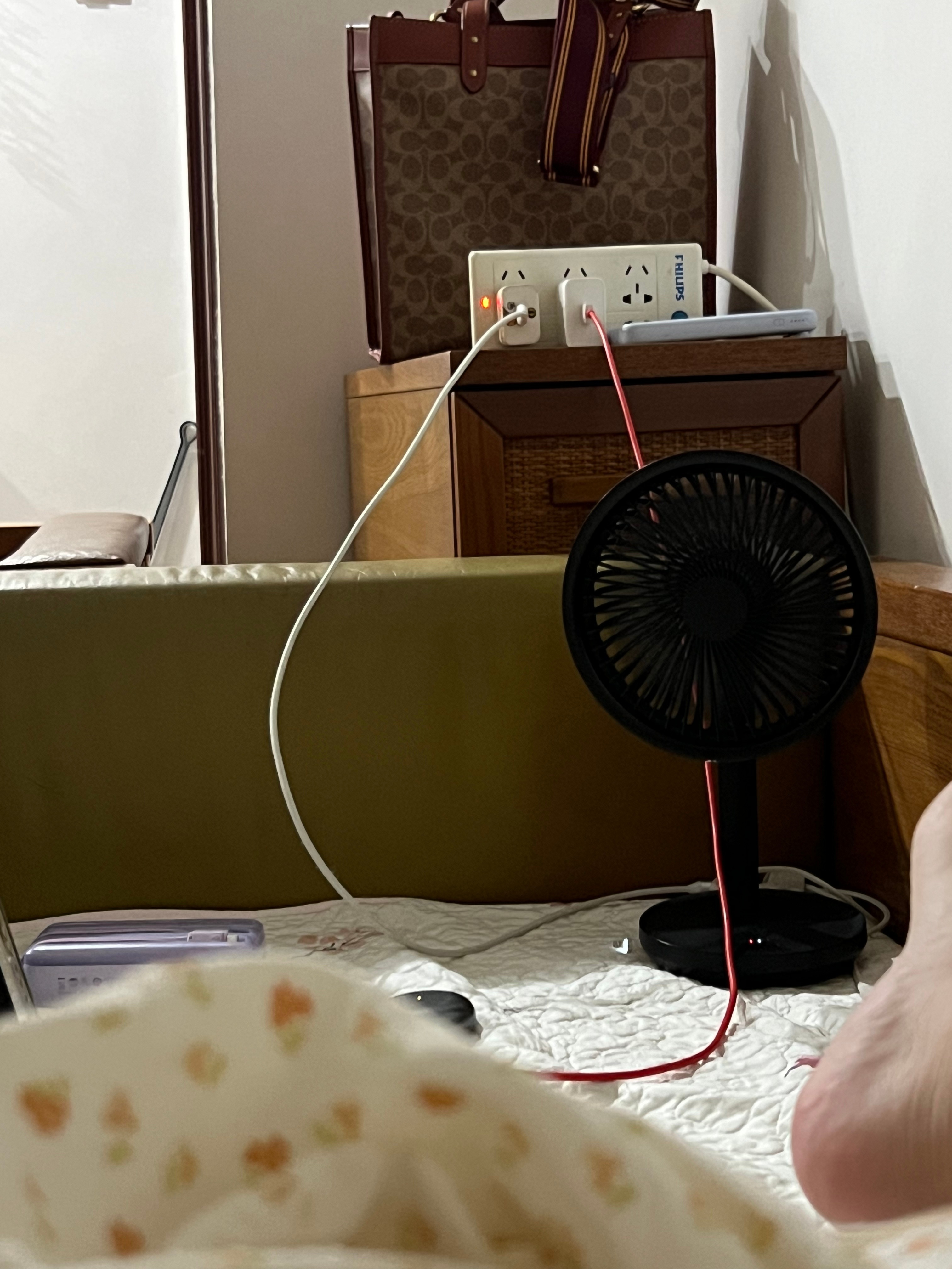 分享一个变态的癖好我喜欢闻逼味儿每次躺在沙发上风扇都是在斜对角双腿大敞 这样就能闻到了[舔屏][舔屏]风里偶尔飘来～也有个好处 给B通通风恋爱恋爱[超话]plog ​​​