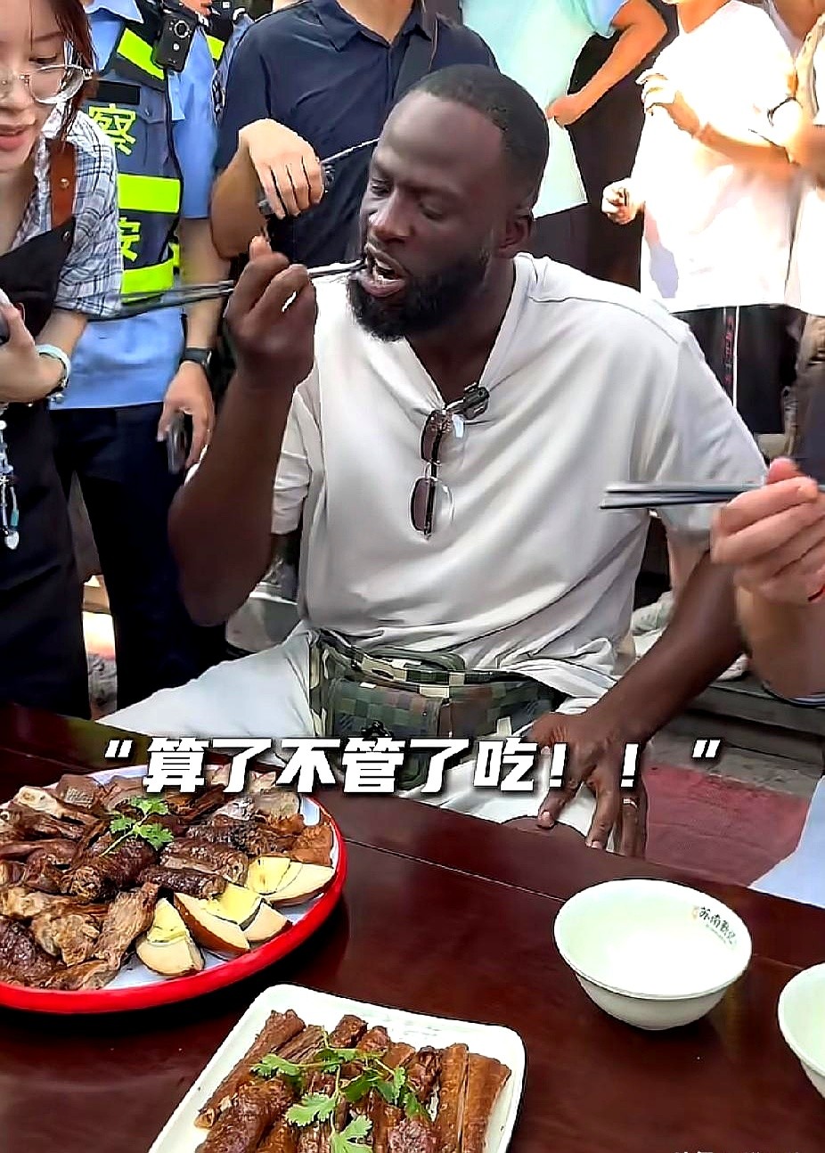 追梦格林这次来中国，看着是真开心。

他说自己跟那些吃不惯中餐的外国人不一样，特别爱吃，觉得比在美国吃的中餐正宗多了。

这次行程，他打算把各地美食都尝一遍。

面对球迷，格林的话说得很实在。

他说去过很多国家，但在中国的感受是最好的。球迷们的热情，让他觉得心里很暖。

这不是他第一次来中国了。