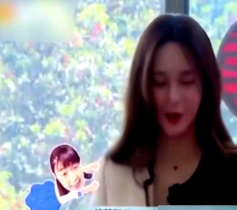 沈梦辰当着镜头直接给杜海涛扎了一刀，要是女儿长得像你，我真受不了。

杜海涛刚在节目里犯愁，怕未来闺女遗传自己的小眼睛和胖体格。金靖火上浇油喊丑基因强大，亲媳妇顺势补刀，现场空气直接凝固。

放别人身上早翻脸了，搁这俩人身上纯属日常。十几年爱情长跑，沈梦辰能连夜飞千里照顾病床上的他，杜海涛也能抠破脑