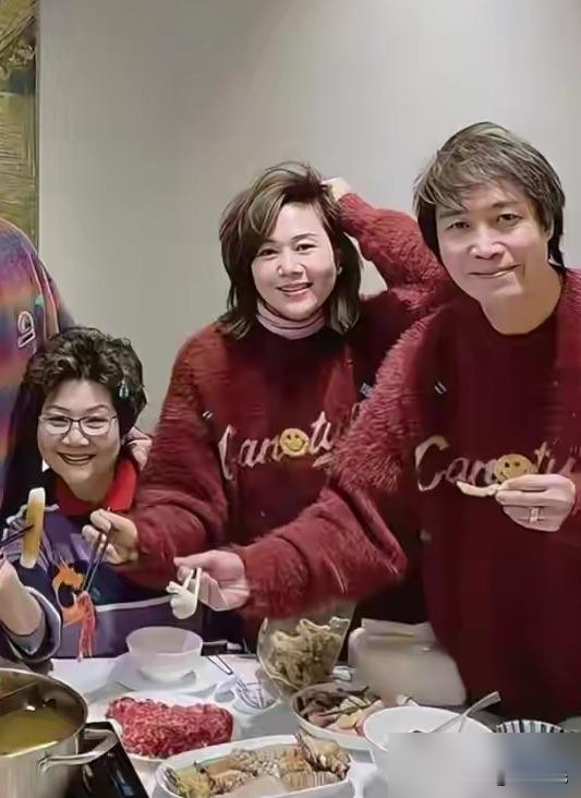 陈伟霆何穗给儿子办周岁宴，地点选在阿那亚，到场清一色是两边至亲。没请一个圈内人，没放一家媒体进去。狗仔蹲了一整夜，愣是没拍到一张场内图。这俩人从恋爱到怀孕到生娃，全程没拿私生活换过一个热搜位。何穗孕期停更半年多，愣是没人知道她怀了。生完就在绿道骑车遛娃，不戴口罩跟路人擦肩而过。陈伟霆跟在后面举着手机