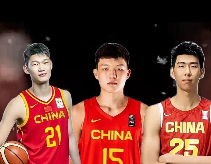 双塔设想引热议，杨瀚森胡金秋联袂首发有待验证
 
杨瀚森和胡金秋分开上场时，赛场输出效果十分亮眼，这也让不少球迷开始探讨，两人是否可以同时首发，组建本土豪华内线双塔。
 
理想的排布思路是杨瀚森坐镇五号位守护禁区，承担护框与策应任务，胡金秋回撤到自己更为熟悉的四号位，发挥高效中距离与顺下终结优势。一