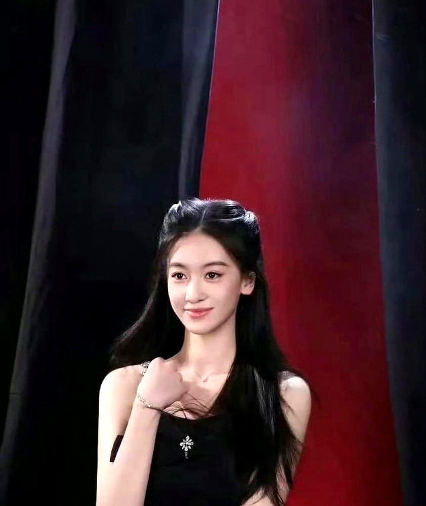 杨幂刚签的新人照片一曝光，评论区炸了：这不就是冲着吴谨言来的吗？

那张怼脸照没有半点甜美，眼神冷得像刀子，满脸写着不好惹。现在观众早就不看傻白甜了，开局就掀桌子的复仇大女主才是收视密码。

吴谨言靠《墨雨云间》杀出一条血路，白鹿、陈都灵全在往这个赛道挤。杨幂这波操作只看一张牌，不挑才艺，就挑这张自