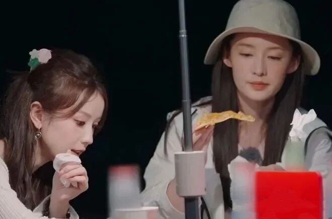 好奇去回看了一下李沁以前的综艺片段， 
不看不知道，一看才发现， 
原来老实人的隐忍，从来都不是能被随便拿捏的软肋。

李沁因为一档旧综艺惹得全网心疼，直接被送上了热搜。事情起因是近期27岁的张雅琪在《中餐厅》里口碑翻车，引发网友们顺藤摸瓜去“考古”过往节目。

大家这才震惊地发现，原来一年前在真人