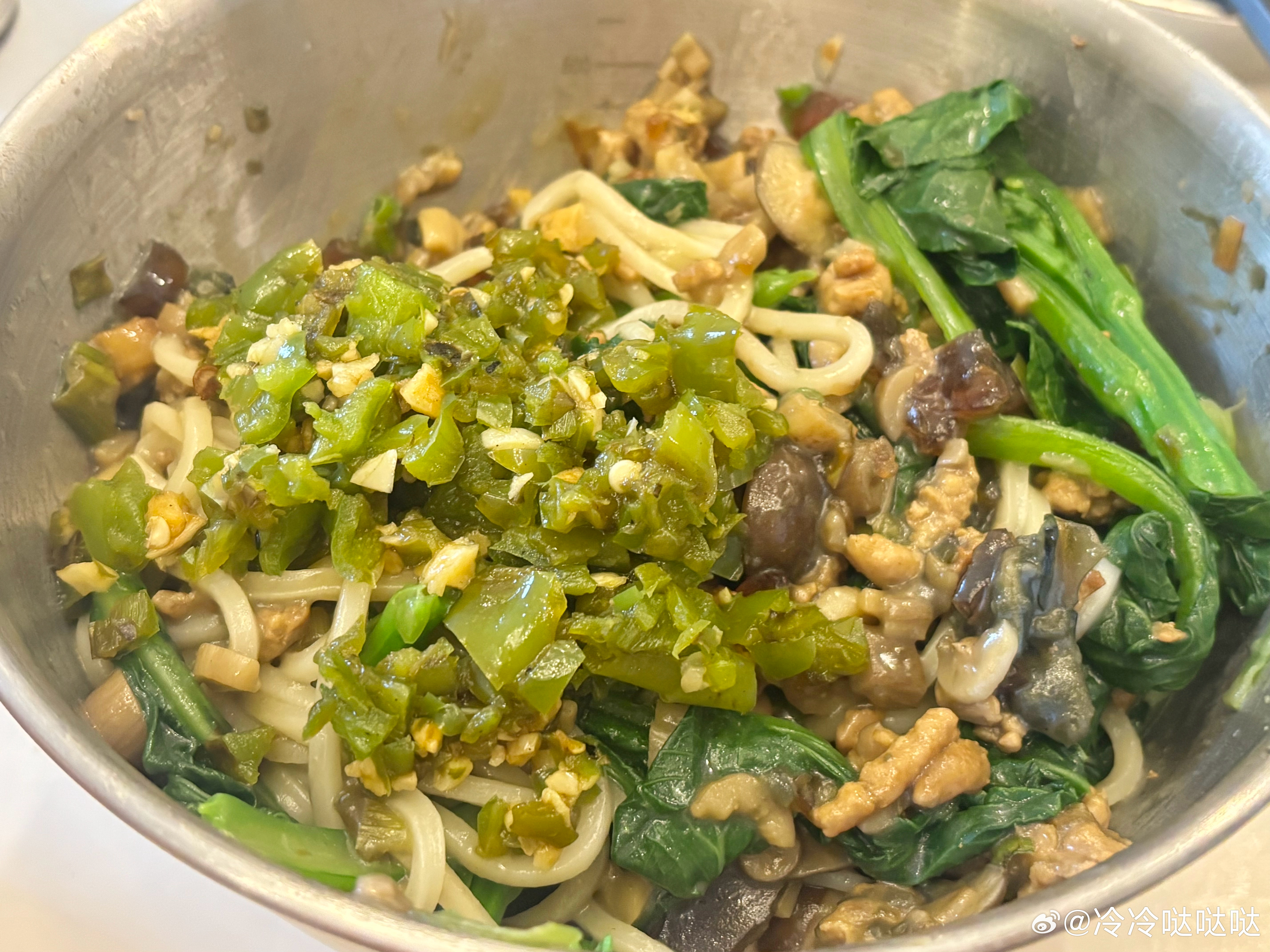 昨天半夜刷到皮蛋肉酱拌面的视频，哎哟哟，给我馋的，半夜app买菜，早上送到，中午就吃上了。顺便做了个低油低卡的烧椒酱晚上又做了一份给学霸吃，配上一勺油泼辣子学霸吃的头都不抬，面吃完又拌了饭，吃的干干净净冷冷运动打卡 今天浅浅练个臀⬇️弹力绳后侧踢  55磅 左右腿各20*4弹力绳侧踢 55磅 左右腿各20*4单腿硬拉 8kg 左右腿各15*4臀推8kg 15*4懒得组装杠铃了，就随便整个8kg