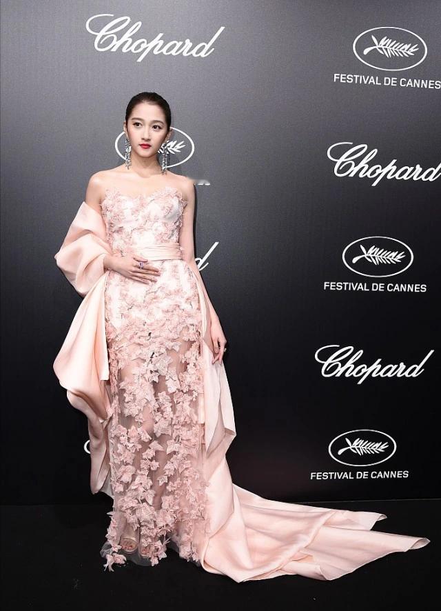 关晓彤的“大长腿”挺出名，穿薄纱花纹裙显曲线，好身材堪比超模