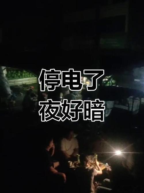 晚上在家看电影，看到一半突然停电了。我摸黑找到蜡烛点起来，坐在沙发上发呆。没有电视没有手机，周围一片安静，突然觉得很放松。过了半小时电来了，我又拿起手机继续刷，才发现刚才那半小时是我最近最安静的时刻。#手机涨价原因找到了# ​