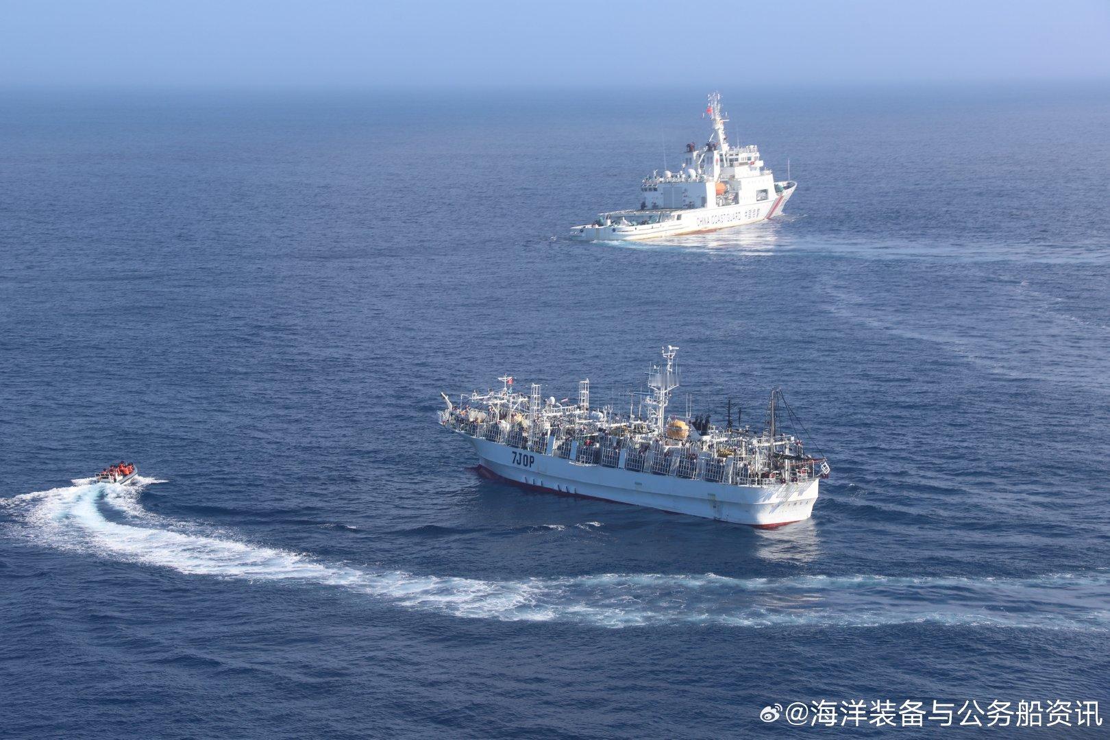 #中国海上执法# 【海警】据日媒报道：8月24日凌晨，正在北太平洋海域执行公海渔业执法巡航任务的中国海警舰艇编队对一艘日本北海道的秋刀鱼捕捞船依法实施了登临执法检查，临检持续约3小时。#中国海警执法##中国海警在行动# 【详情】 ​