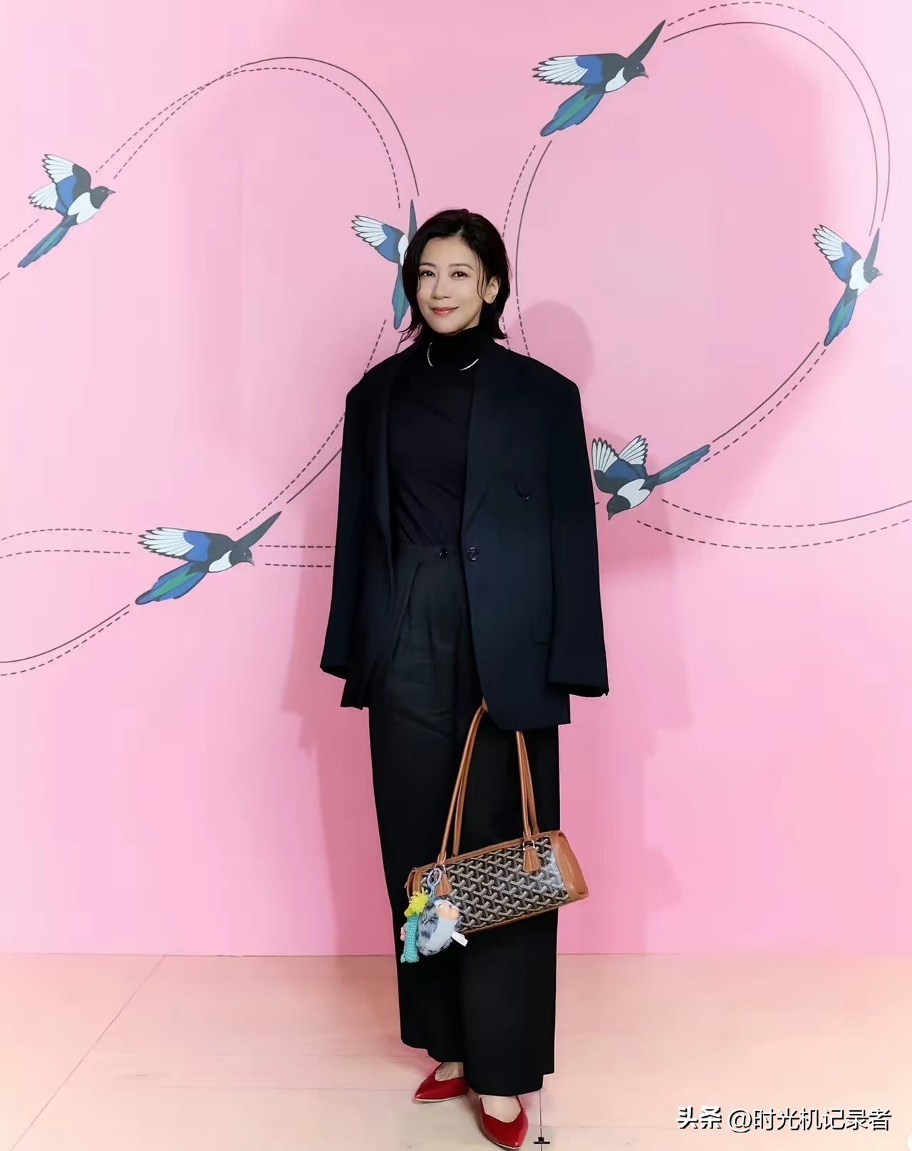 修杰楷罕见露脸，贾静雯和老公修杰楷，出席公司20周年晚宴，这夫妻俩真是越来越有夫妻相，修杰楷帅气个子高，贾静雯漂亮，曾经演的《倚天屠龙记》中的赵敏真是太经典，不仅漂亮，更是演技惊人。
