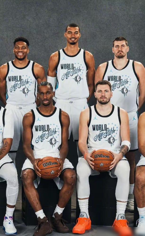 美国篮球的老底，被一群外国人掀了。
过去8年，NBA常规赛MVP全被国际球员包圆。约基奇拿了3次，字母哥2次，亚历山大2次，恩比德1次。上一个美国本土MVP，还是2018年的哈登。
最佳一阵更让人感叹。约基奇、东契奇、字母哥、亚历山大、文班亚马，这些名字轮流霸榜。美国本土球星呢，只剩一两个勉强撑