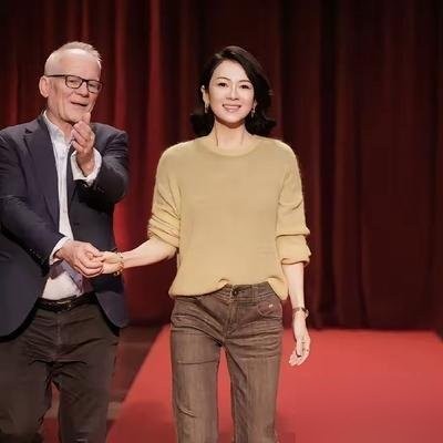 章子怡在法国领了个大奖，身上穿的居然是针织衫配牛仔裤。

国内前阵子还在热搜上对着她的晚会生图指指点点，刻薄地挑剔她“脸肿了、眼角有了沧桑感”。结果转过身，法国卢米埃尔电影节头一遭设立的“荣誉成就大奖”，由戛纳主席毕恭毕敬双手递到了她手里，满城挂的都是她的银幕群像。

她在台上红着眼眶落泪，毫无包袱