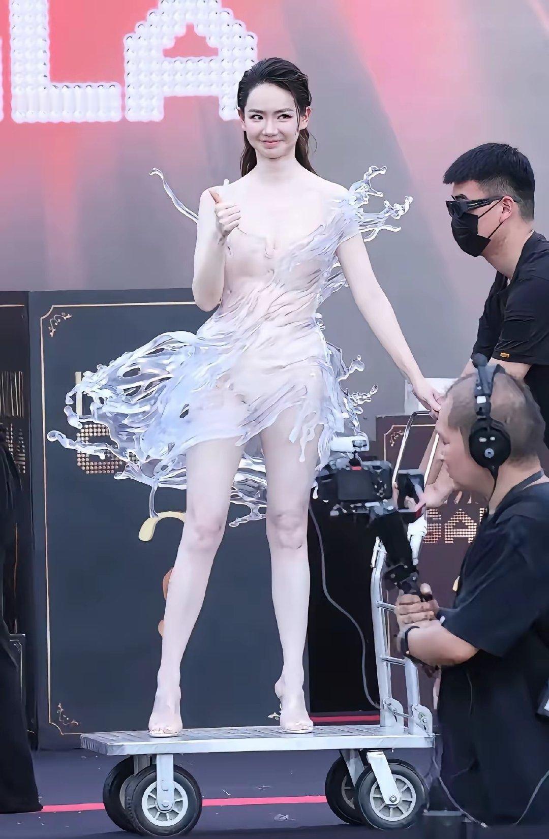戚薇身着玲珑剔透的3D打印水花裙，亮相武汉时尚芭莎之夜!远处看像身无寸缕。近处看体形真好。 ​