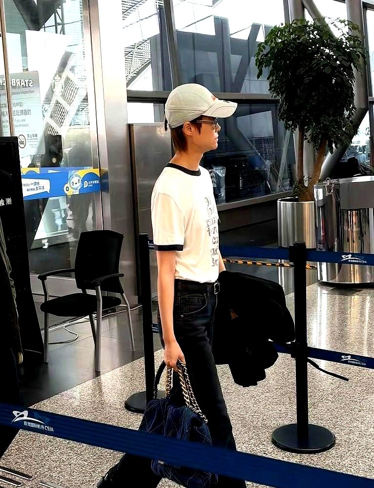 戴着墨镜大步流星，连余光都没分给镜头，李宇春现身成都机场。

一身白T黑裤，硬是穿出了高定秀场的感觉。没助理前呼后拥，没浑身logo叠穿。

这十几年半个娱乐圈都在机场卷街拍凹造型，她从当年戴发带穿破洞裤到如今随便套件T恤，穿衣逻辑就没变过。不管什么牌子穿上身都得乖乖听她的。

圈里人挤破头装出来的