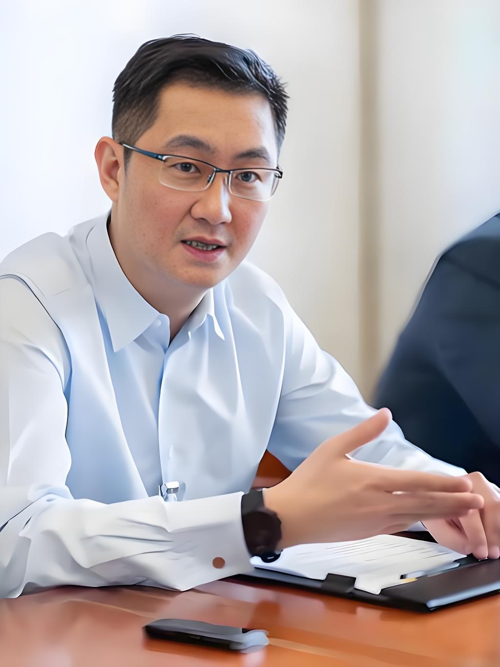 【它不完美，但它一直在跑——读吴晓波《腾讯传》】922

作为一个每天离不开微信的人，读《腾讯传》之前，我以为自己很了解腾讯。读完才发现，我熟悉的只是它的产品，对它怎么活下来的，一无所知。

吴晓波写这本书花了五年多，走访了60多位腾讯各级管理者，做了上百人外围访谈。但他开篇就说了一句话 ​