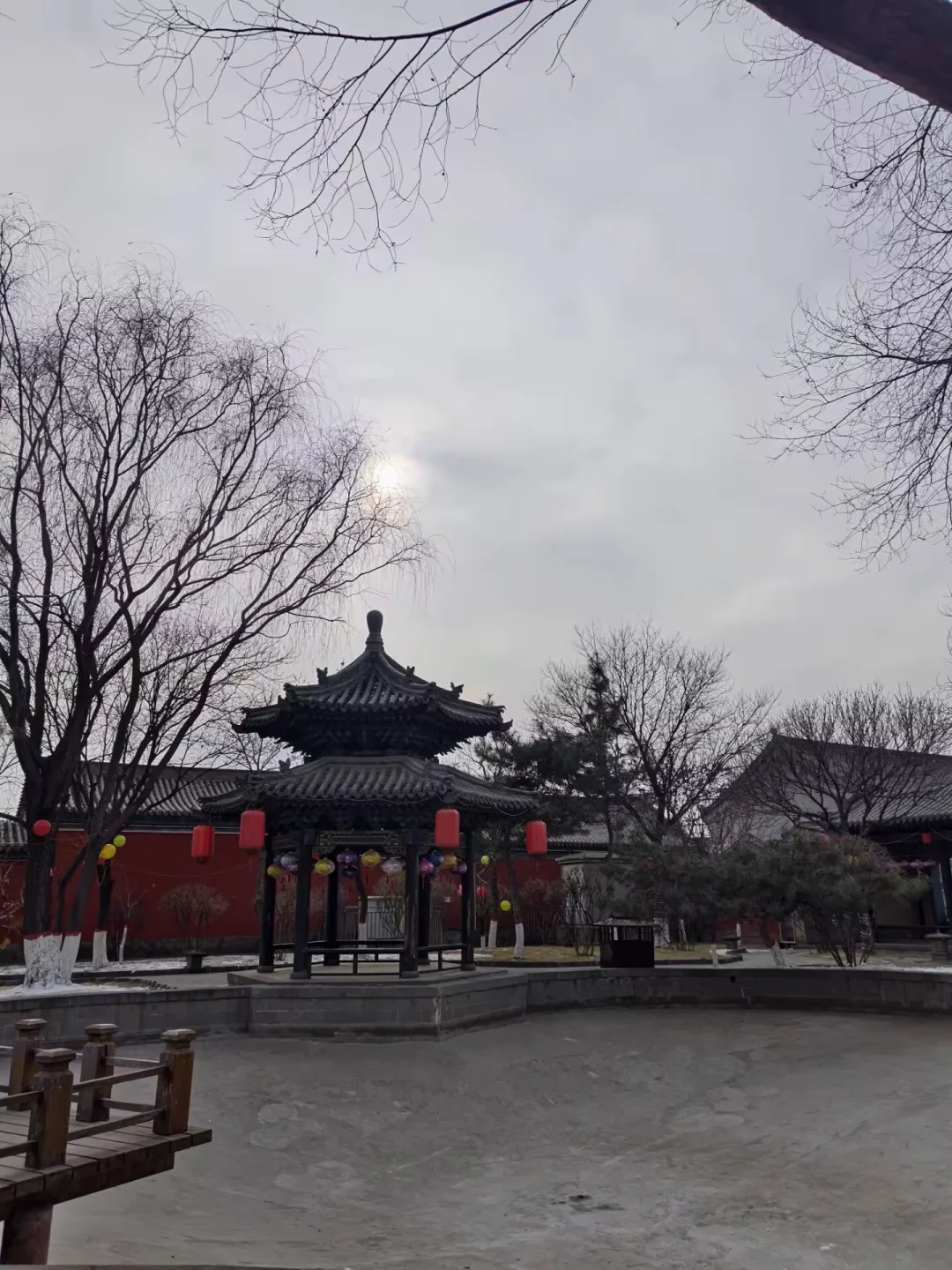 听！是谁在古刹中低声吟唱……