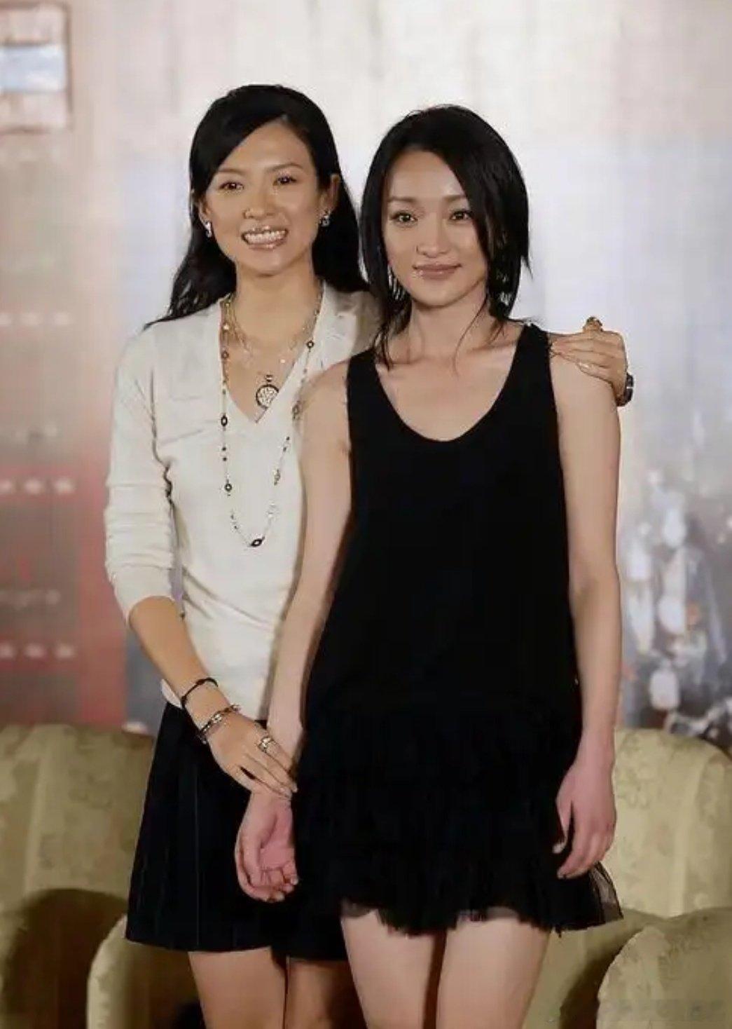 原来，章子怡与周迅的关系这么好，在早些年，她们一起参加活动，章子怡不但搂着周迅的肩膀，而且还拉着周迅的手，两人形同姐妹一样，这场面好温馨感人！感觉周迅的气质比章子怡还要好，看起来非常沉稳迷人！而章子怡的颜值还是能够压得住周迅，两人各有千秋！这两位绝色美人，你更欣赏谁呢？ ​