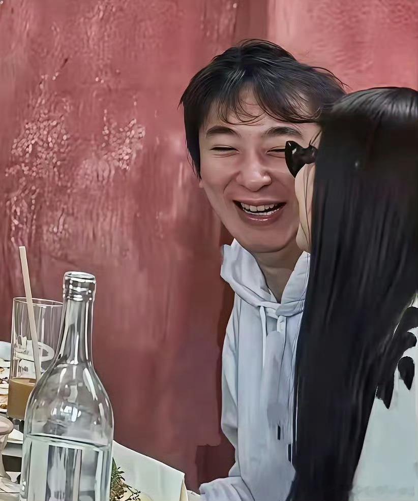 网友在美国餐厅拍到王思聪，身边簇拥着好几位女生，席间众人谈笑打闹，一副悠哉享乐的模样，看得出来心情相当不错。 ​​​